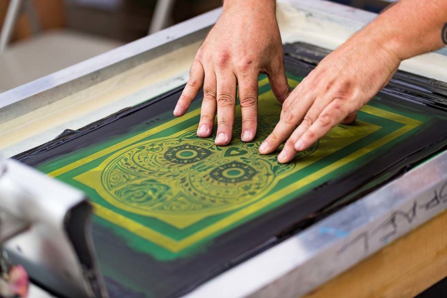 How fashion designers can use screen printing.